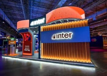 Stand institucional do Banco Inter em evento com logotipo iluminado representando a oferta de 98% de desconto na renegociação de dívidas