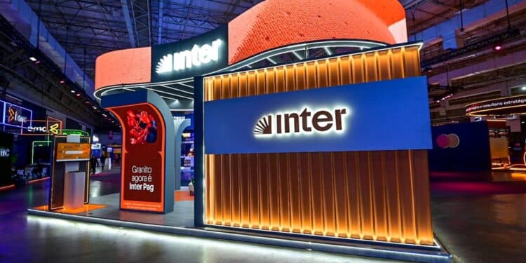 Stand institucional do Banco Inter em evento com logotipo iluminado representando a oferta de 98% de desconto na renegociação de dívidas