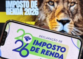 Smartphone exibindo a tela da declaração do Imposto de Renda 2026 com logotipo da Receita Federal e leão ao fundo em monitor, representando a influência da ordem de envio na restituição do IR 2026