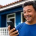 Homem consulta o celular para solicitar o Saque Calamidade de até R$ 6.220 pelo aplicativo do FGTS