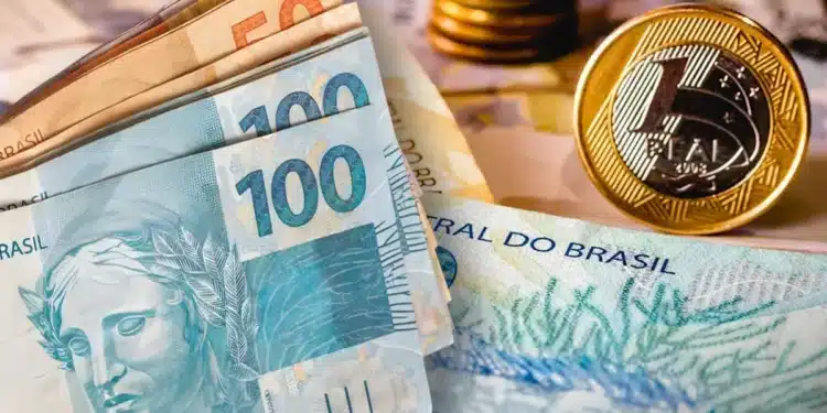 Cédulas e moedas de Real, representando o saque no valor de R$ 6.220 da CAIXA, disponível para solicitação a partir de quarta-feira (04).