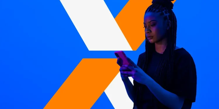 Mulher utilizando aplicativo da Caixa no celular para solicitar R$ 6.220 pelo aplicativo