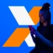 Mulher utilizando aplicativo da Caixa no celular para solicitar R$ 6.220 pelo aplicativo
