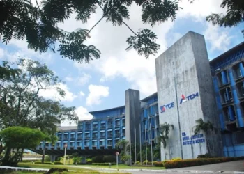 Fachada do prédio do Tribunal de Contas do Estado da Bahia, destacando sua arquitetura moderna.