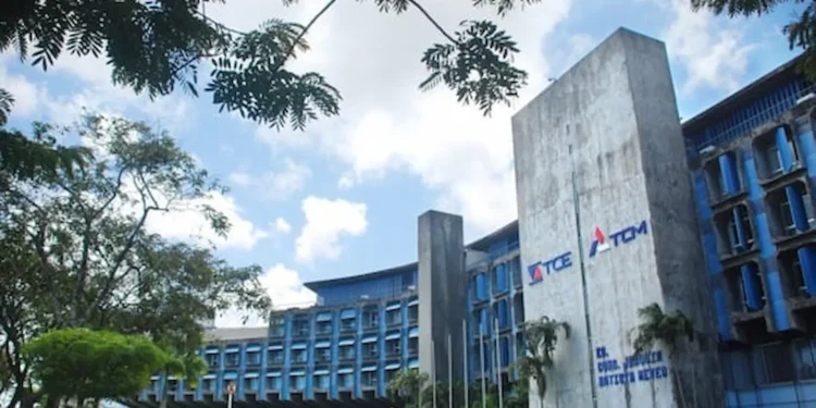 Fachada do prédio do Tribunal de Contas do Estado da Bahia, destacando sua arquitetura moderna.
