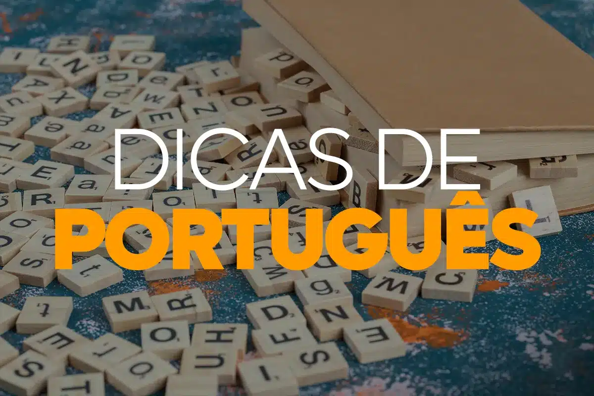 Peças de Scrabble espalhadas com texto Dicas de Português sobreposto
