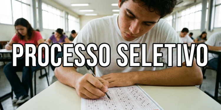 Estudante preenche cartão-resposta de prova objetiva em fileira de sala escolar iluminada