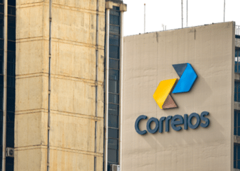 Prédio cinza dos Correios exibe logotipo azul e amarelo em destaque