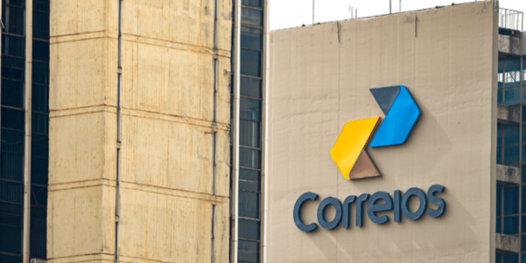 Prédio cinza dos Correios exibe logotipo azul e amarelo em destaque