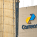 Prédio cinza dos Correios exibe logotipo azul e amarelo em destaque