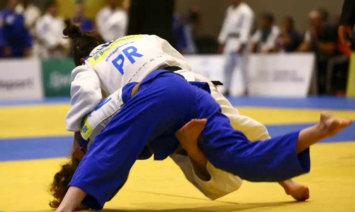 Atletas disputando luta de judô em competição representando o programa Bolsa Atleta 2026