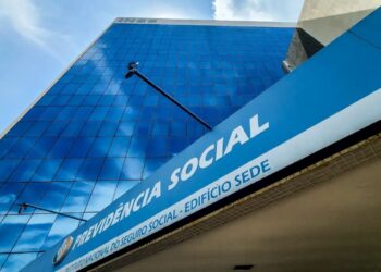 Fachada do edifício sede do INSS, com o logo visível na parte superior e o nome 'Previdência Social'.