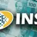 Notas de 100 reais com o logo do INSS sobrepostas, ilustrando o pagamento do 13º salário aos beneficiários.