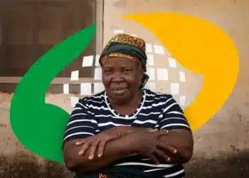 Mulher com expressão séria, usando um turbante e uma blusa listrada, representando a importância de evitar erros no INSS para não atrasar a aposentadoria.