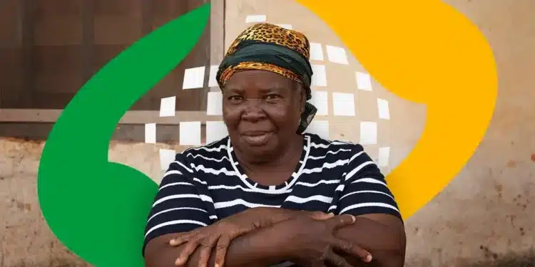 Mulher com expressão séria, usando um turbante e uma blusa listrada, representando a importância de evitar erros no INSS para não atrasar a aposentadoria.