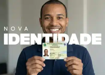 Homem sorrindo e segurando a nova Carteira de Identidade Nacional (CIN) do Brasil.