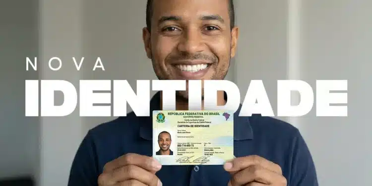 Homem sorrindo e segurando a nova Carteira de Identidade Nacional (CIN) do Brasil.