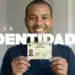 Homem sorrindo e segurando a nova Carteira de Identidade Nacional (CIN) do Brasil.