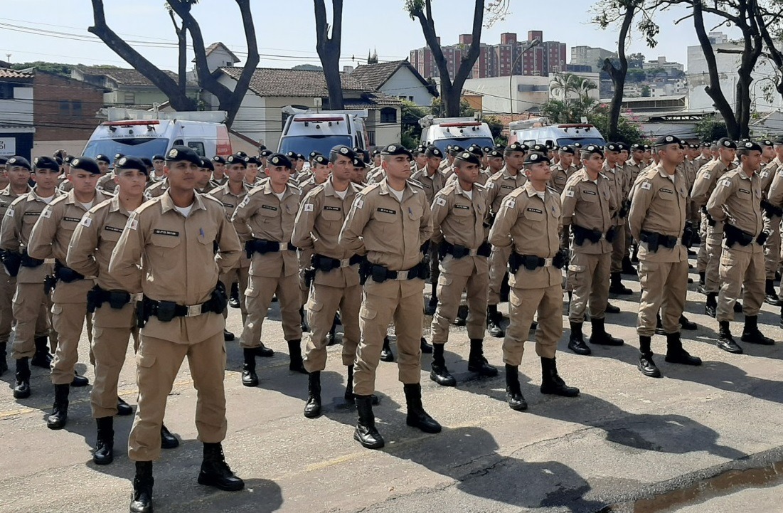 Grupo de policiais militares em formação alinhada durante atividade operacional em Minas Gerais.