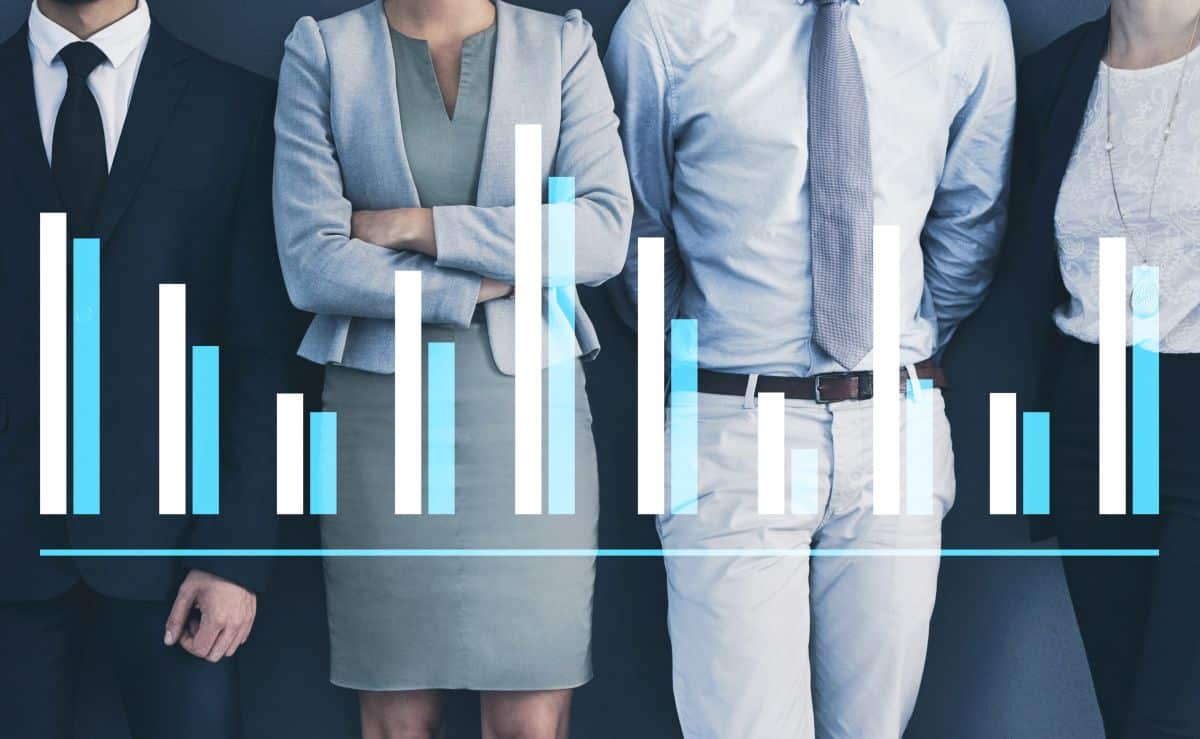 Grupo de profissionais com gráfico ilustrando comparação entre escalas de trabalho como 6x1, 5x2, 4x3 e 12x36 no Brasil.