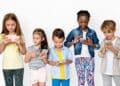 Crianças utilizando smartphones em contexto de uso intenso de redes sociais e tecnologia digital.