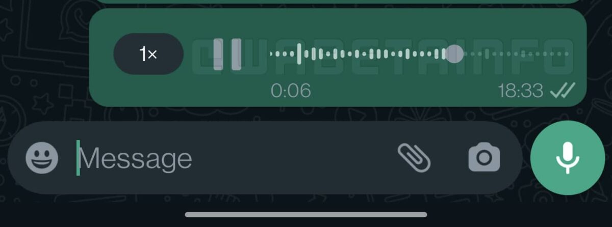 Controle de áudio no WhatsApp mostrando mensagem de voz com a opção de reprodução e ícone de microfone indicando se o áudio foi ouvido.