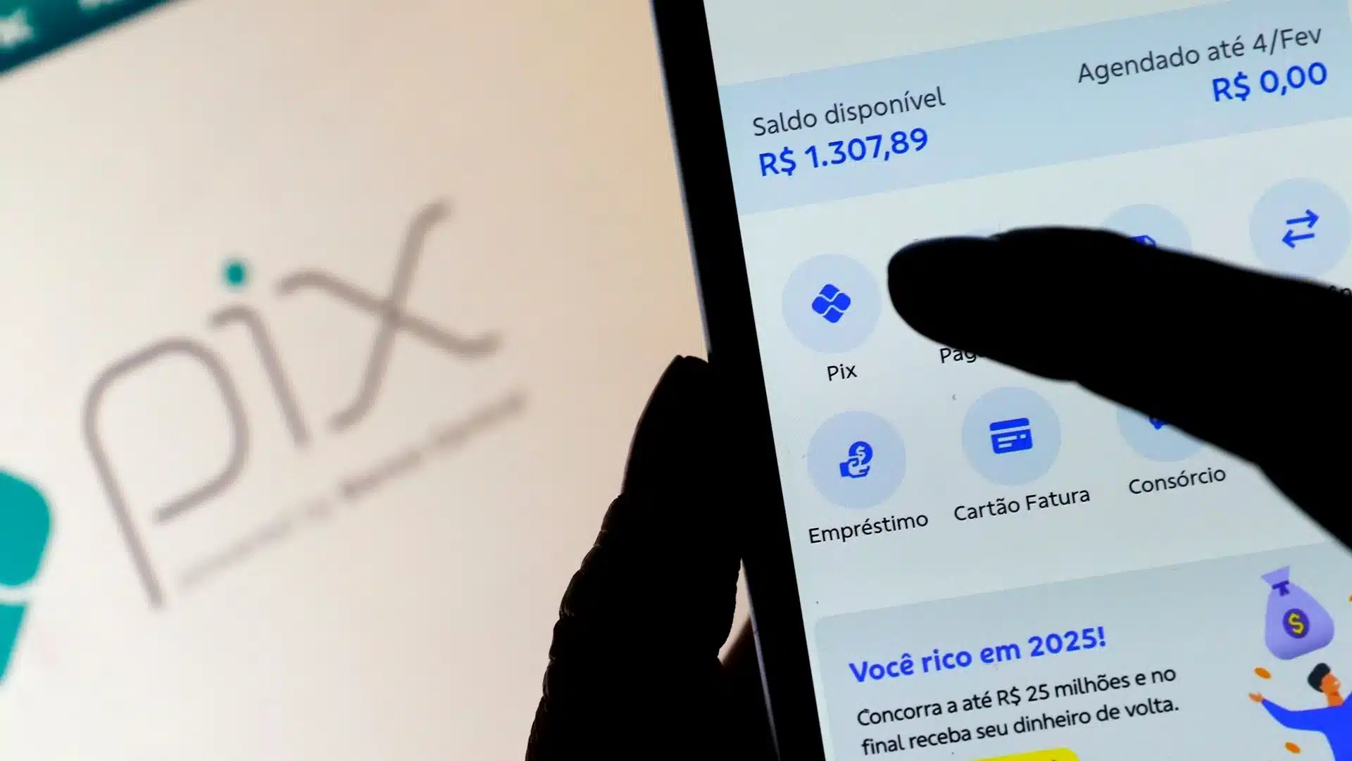 Usuário acessa aplicativo bancário com opção de Pix disponível na tela do celular.