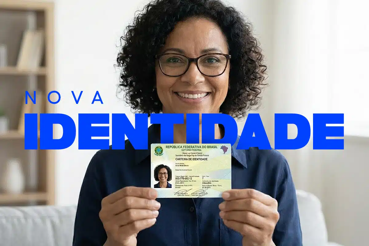 Pessoa sorrindo e segurando sua nova Carteira de Identidade Nacional (CIN), exigida para benefícios sociais.