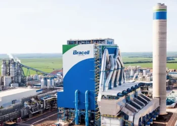 Unidade industrial de celulose da Bracell com destaque para programa de estágio aberto.