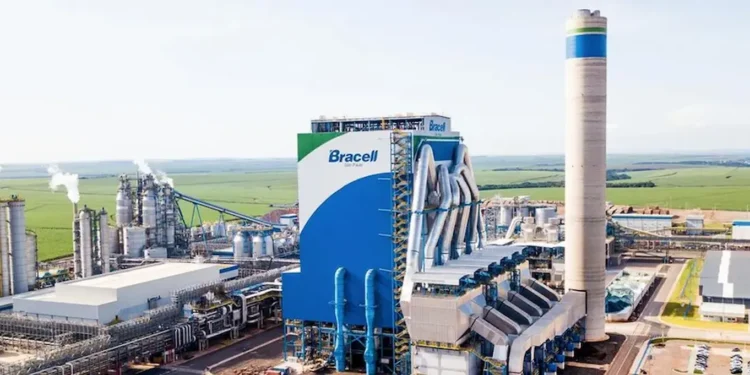Unidade industrial de celulose da Bracell com destaque para programa de estágio aberto.