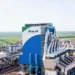 Unidade industrial de celulose da Bracell com destaque para programa de estágio aberto.