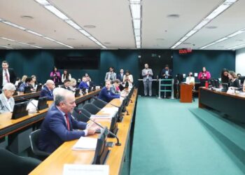 Sessão da Comissão de Constituição e Justiça da Câmara durante análise de proposta sobre mudanças na jornada de trabalho no Brasil.