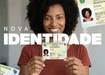 Mulher sorrindo segura nova carteira de identidade nacional brasileira com destaque para campanha de modernização.