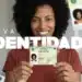 Mulher sorrindo segura nova carteira de identidade nacional brasileira com destaque para campanha de modernização.