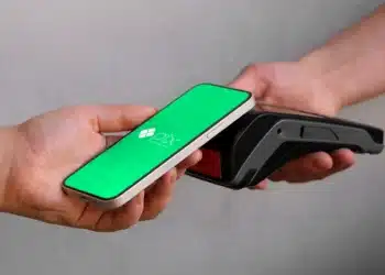 Pagamento com Pix em loja internacional usando QR Code em maquininha de cartão.