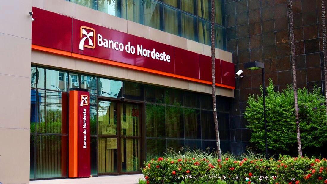 Fachada de agência do Banco do Nordeste com logotipo institucional em destaque na entrada do prédio.