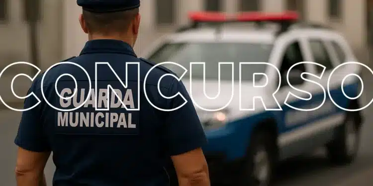 Foto de um guarda municipal em Cataguases, MG, com veículo ao fundo, simbolizando o concurso público que encerra as inscrições neste sábado, 11 de abril, com salários acima de R$ 2 mil.