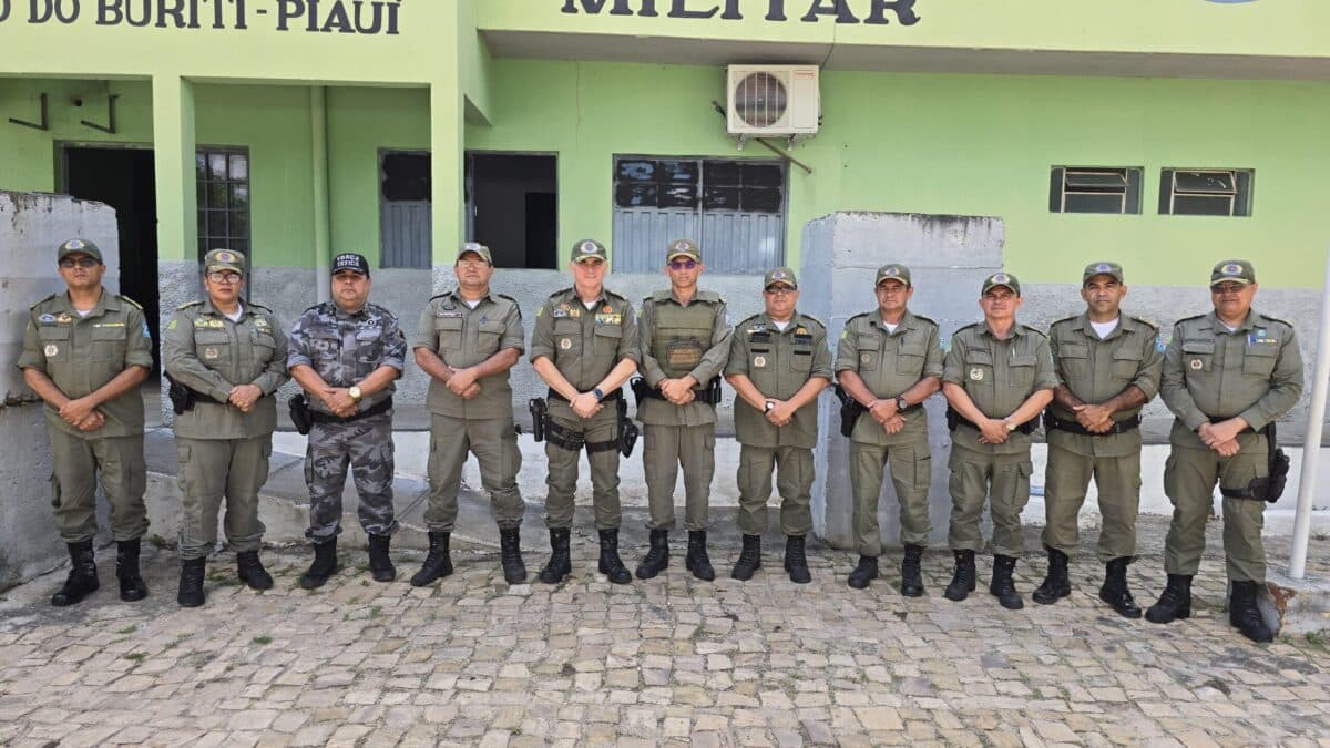Equipe de policiais militares do Piauí reunida em frente a unidade da corporação durante anúncio de avanço do concurso público.