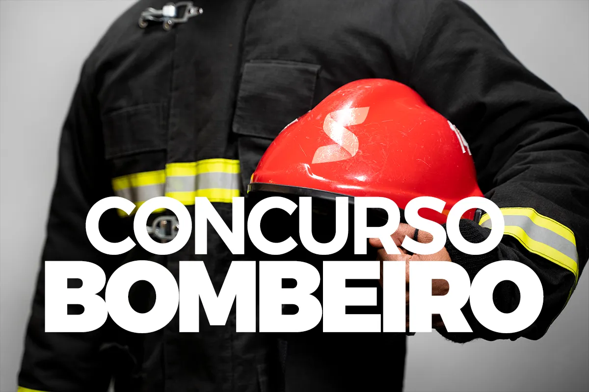 Bombeiro segurando capacete representando etapa de inscrição no concurso dos Bombeiros de Minas Gerais.