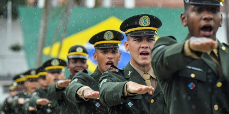 Militares do Exército Brasileiro em formação durante cerimônia oficial sob chuva.