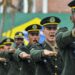 Militares do Exército Brasileiro em formação durante cerimônia oficial sob chuva.
