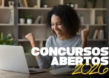 Mulher comemorando aprovação ou inscrição em concursos públicos abertos em 2026 pelo computador.