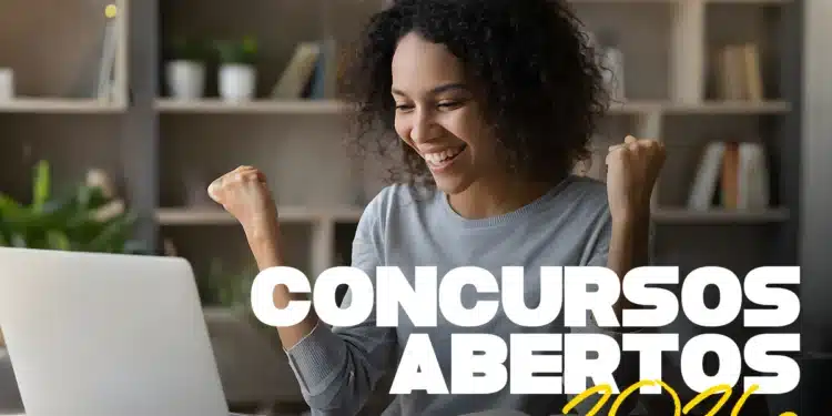 Mulher comemorando aprovação ou inscrição em concursos públicos abertos em 2026 pelo computador.