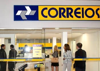 Agência dos Correios com logo visível e clientes sendo atendidos, ilustrando a seleção de 548 vagas para o programa Jovem Aprendiz.