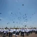 Formatura de cadetes do Comando da Aeronáutica com chapéus sendo lançados ao ar, simbolizando o fim do curso e o início da jornada como oficiais..