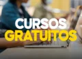 Mãos sob o teclado de um notebook e nome "Cursos gratuitos" destacado.