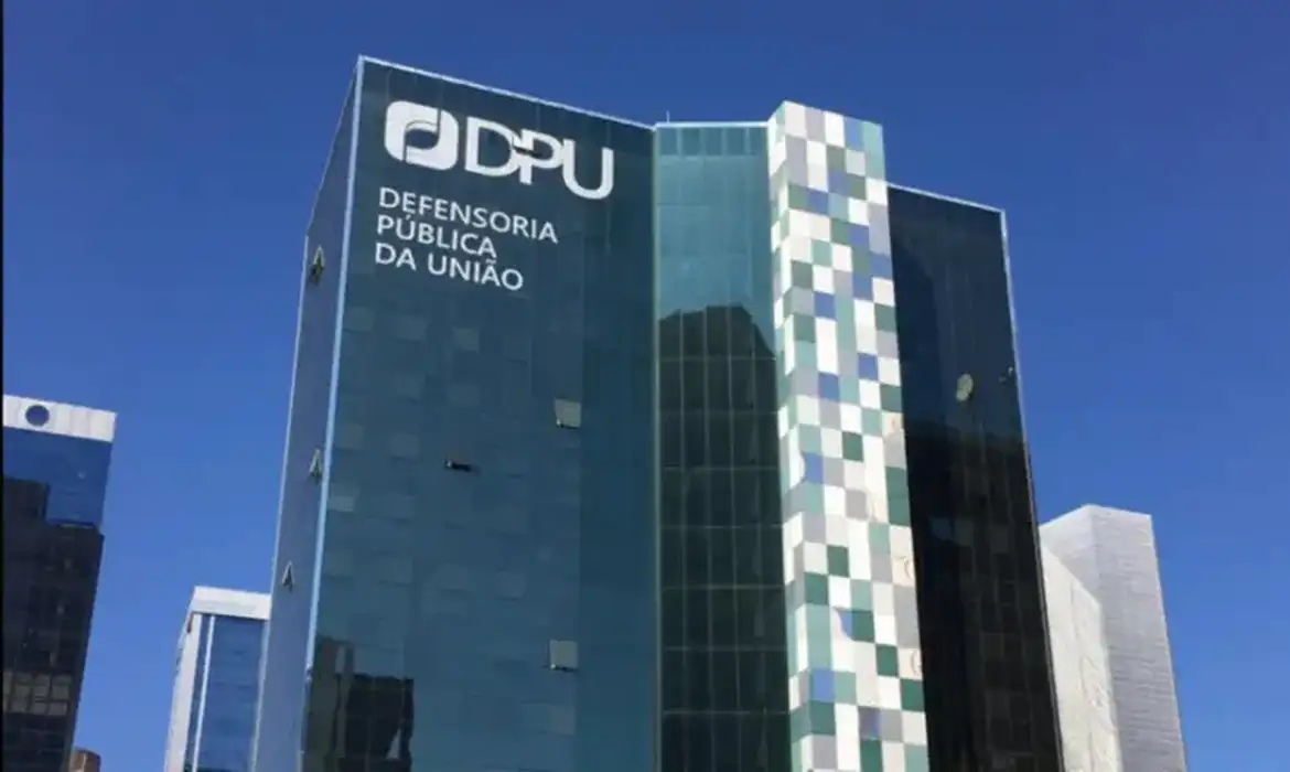 Fachada de prédio da Defensoria Pública da União destacando atendimento gratuito à população.