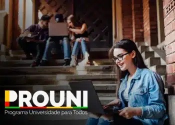 Estudantes de diferentes etnias utilizando tecnologia no campus universitário, representando o acesso ampliado pelo Prouni para todos.