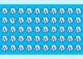 Grade com 50 logos do WordPress em fundo azul, com um símbolo diferente na segunda linha para desafio visual