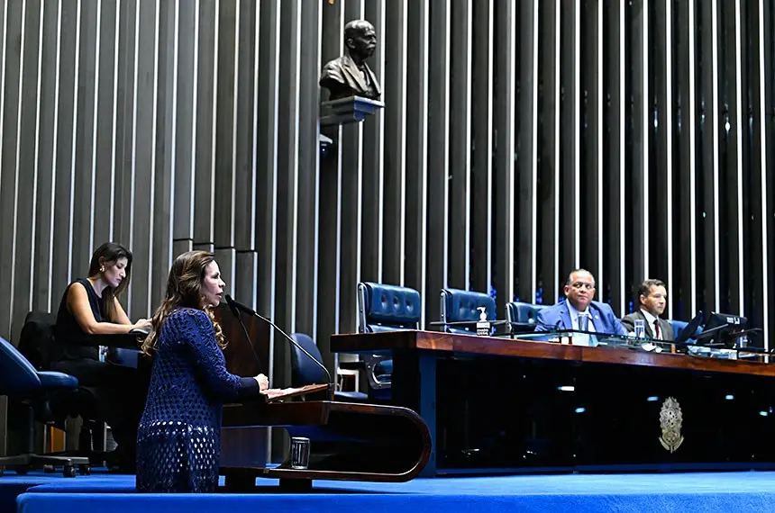 Senadora Professora Dorinha Seabra apresenta relatório na CCJ durante sessão no Senado Federal.